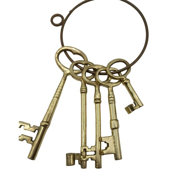 Vintage Brass Skeleton Keys on Jailers Ring 5 Large Metal Decorative Set Home De - Picture 5 of 5